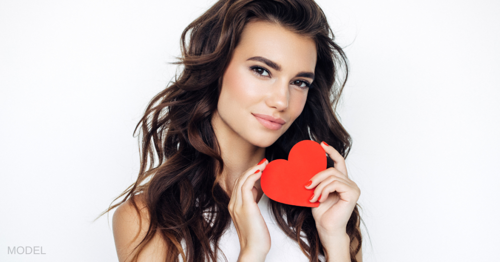 Beautiful girl holding heart postcard (model)